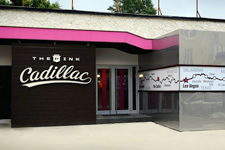 Оформление фасада ресторана "The Pink Cadillac"